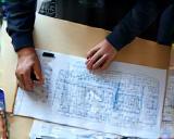 Ingeniero preparando blueprint de telecom